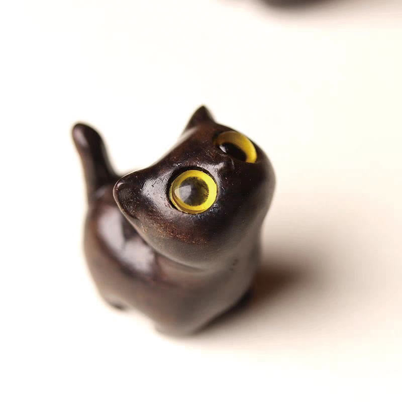 Glückskatzenfigur aus grünem Sandelholz für positive Energie