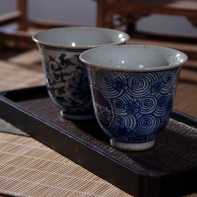 Handbemalte blau-weiße Teetasse aus Porzellan mit Lotusmotiv, 100 ml