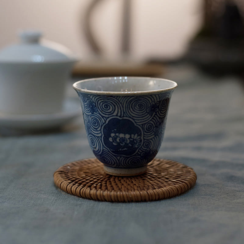 Handbemalte blau-weiße Teetasse aus Porzellan mit Lotusmotiv, 100 ml