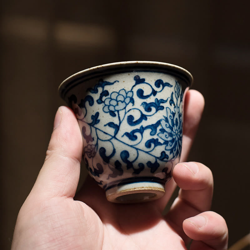 Handbemalte blau-weiße Teetasse aus Porzellan mit Lotusmotiv, 100 ml