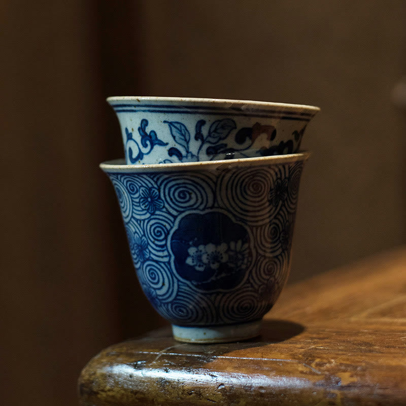 Handbemalte blau-weiße Teetasse aus Porzellan mit Lotusmotiv, 100 ml
