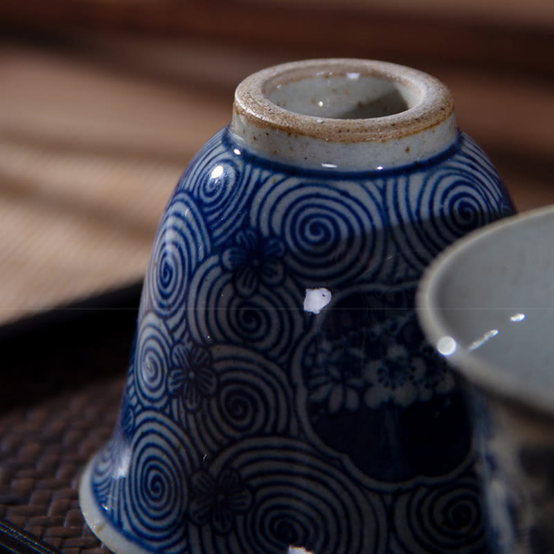 Handbemalte blau-weiße Teetasse aus Porzellan mit Lotusmotiv, 100 ml