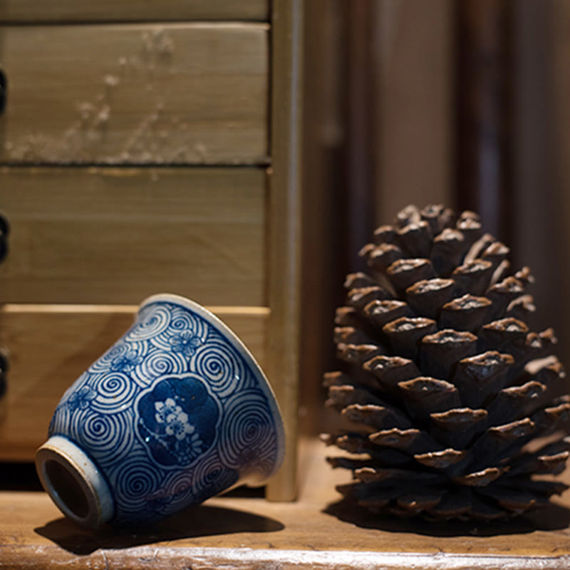 Handbemalte blau-weiße Teetasse aus Porzellan mit Lotusmotiv, 100 ml