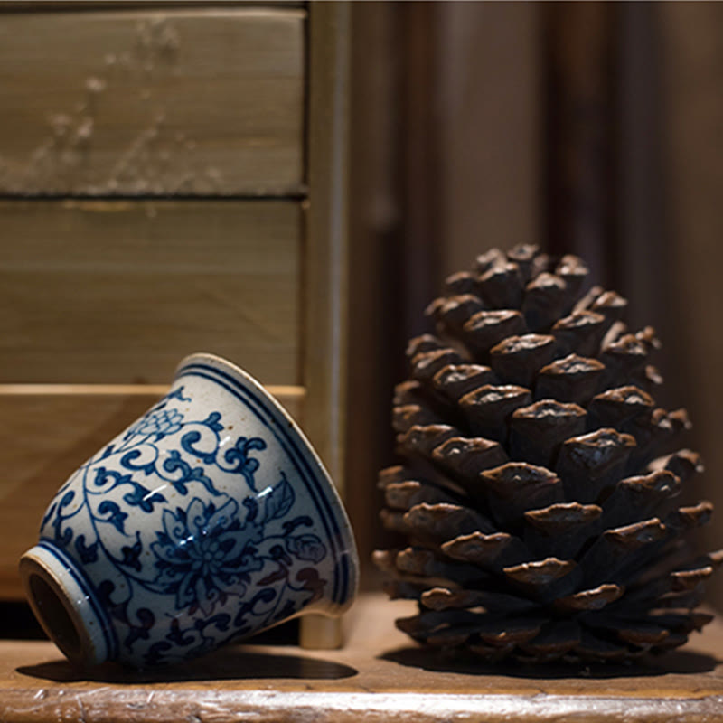 Handbemalte blau-weiße Teetasse aus Porzellan mit Lotusmotiv, 100 ml
