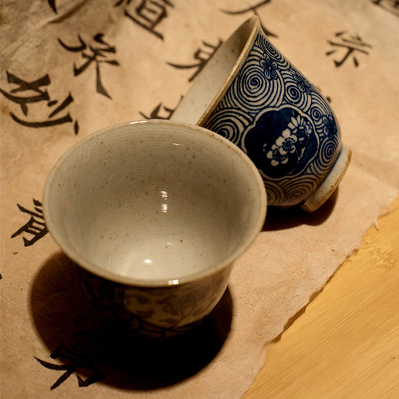 Handbemalte blau-weiße Teetasse aus Porzellan mit Lotusmotiv, 100 ml
