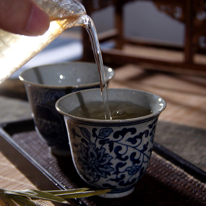 Handbemalte blau-weiße Teetasse aus Porzellan mit Lotusmotiv, 100 ml