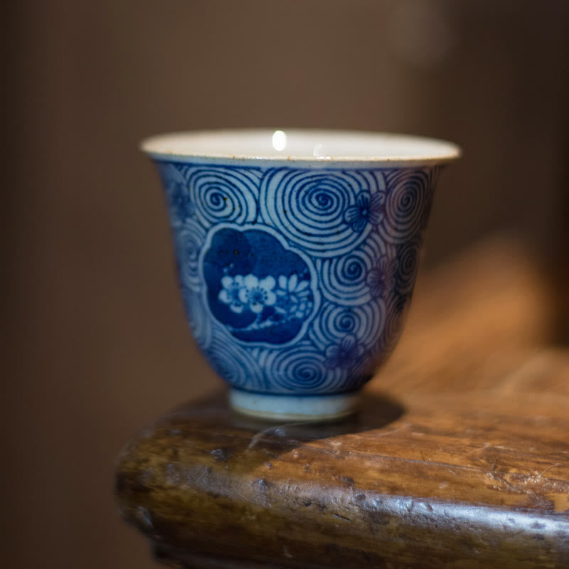 Handbemalte blau-weiße Teetasse aus Porzellan mit Lotusmotiv, 100 ml