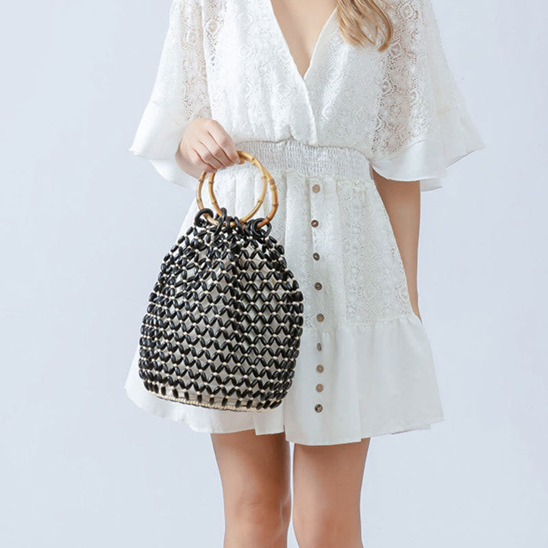 Handgewebte Umhängetasche aus Holzperlen mit Bambusgriff