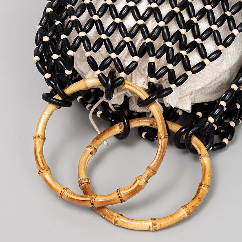 Handgewebte Umhängetasche aus Holzperlen mit Bambusgriff
