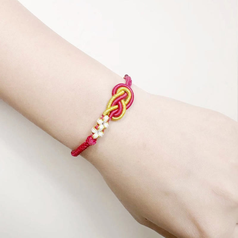 Handgefertigtes Peace-Knoten-Armband mit acht Fäden und roter Schnur