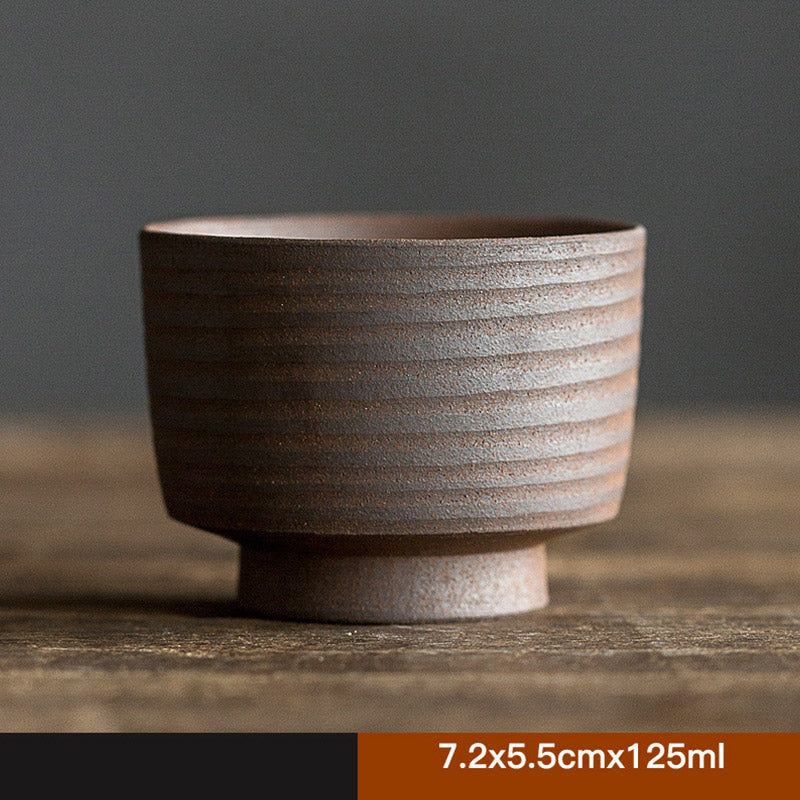 Handgefertigte Retro-Teetasse aus brauner Keramik im Zen-Stil für achtsame Teerituale