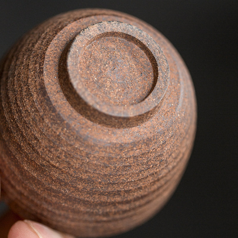 Handgefertigte Retro-Teetasse aus brauner Keramik im Zen-Stil für achtsame Teerituale
