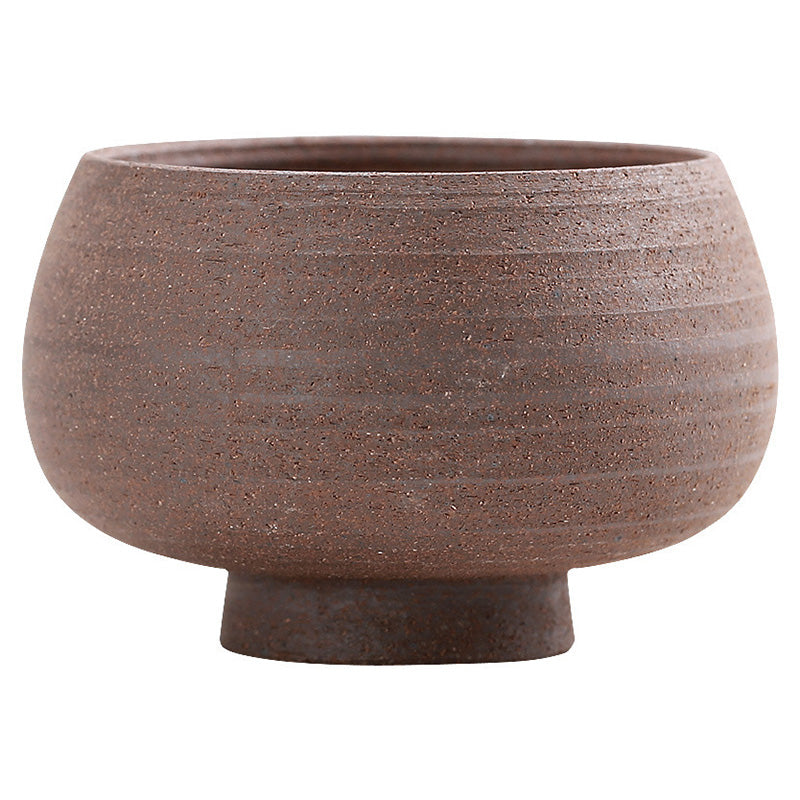 Handgefertigte Retro-Teetasse aus brauner Keramik im Zen-Stil für achtsame Teerituale