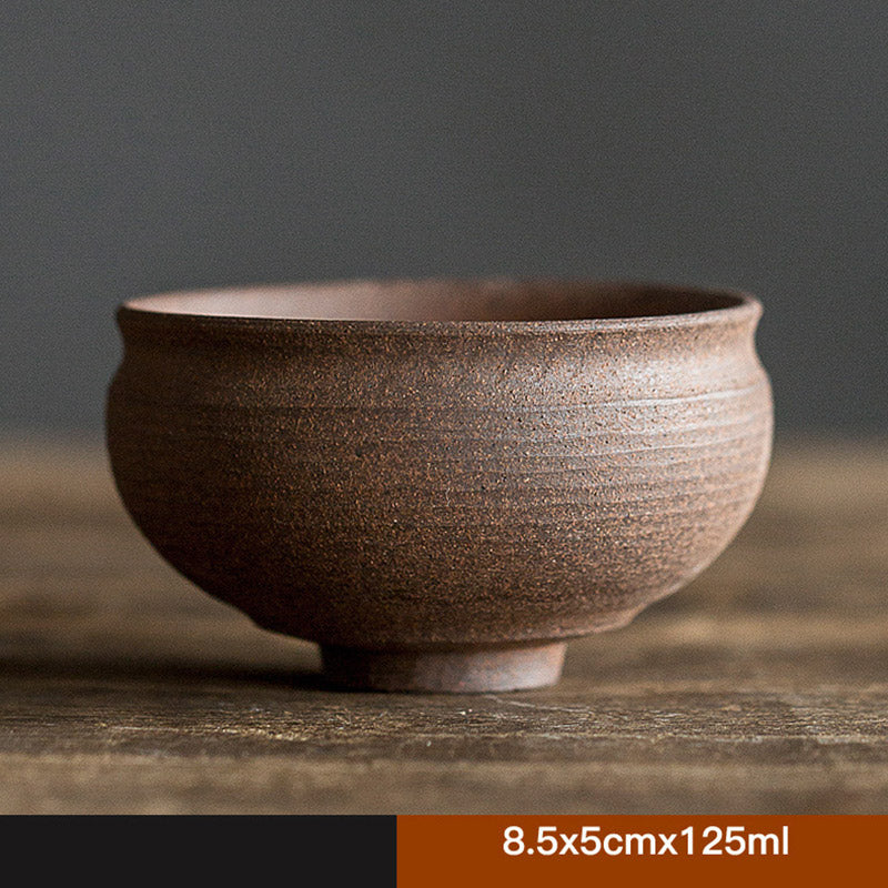 Handgefertigte Retro-Teetasse aus brauner Keramik im Zen-Stil für achtsame Teerituale