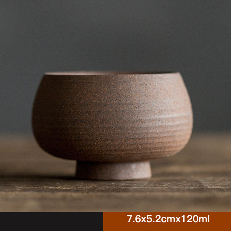 Handgefertigte Retro-Teetasse aus brauner Keramik im Zen-Stil für achtsame Teerituale