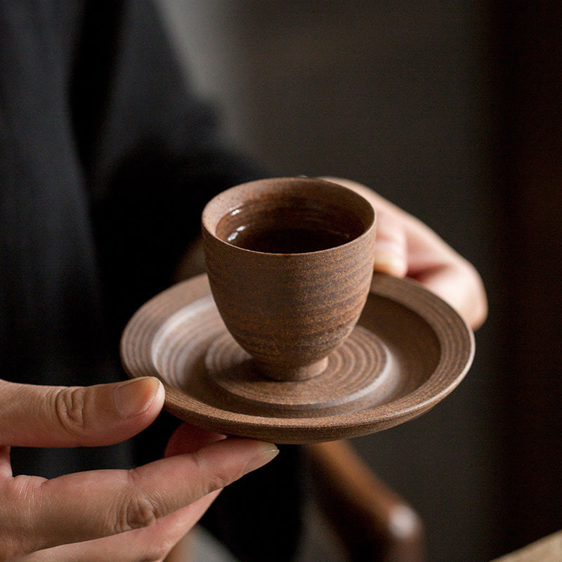 Handgefertigte Retro-Teetasse aus brauner Keramik im Zen-Stil für achtsame Teerituale