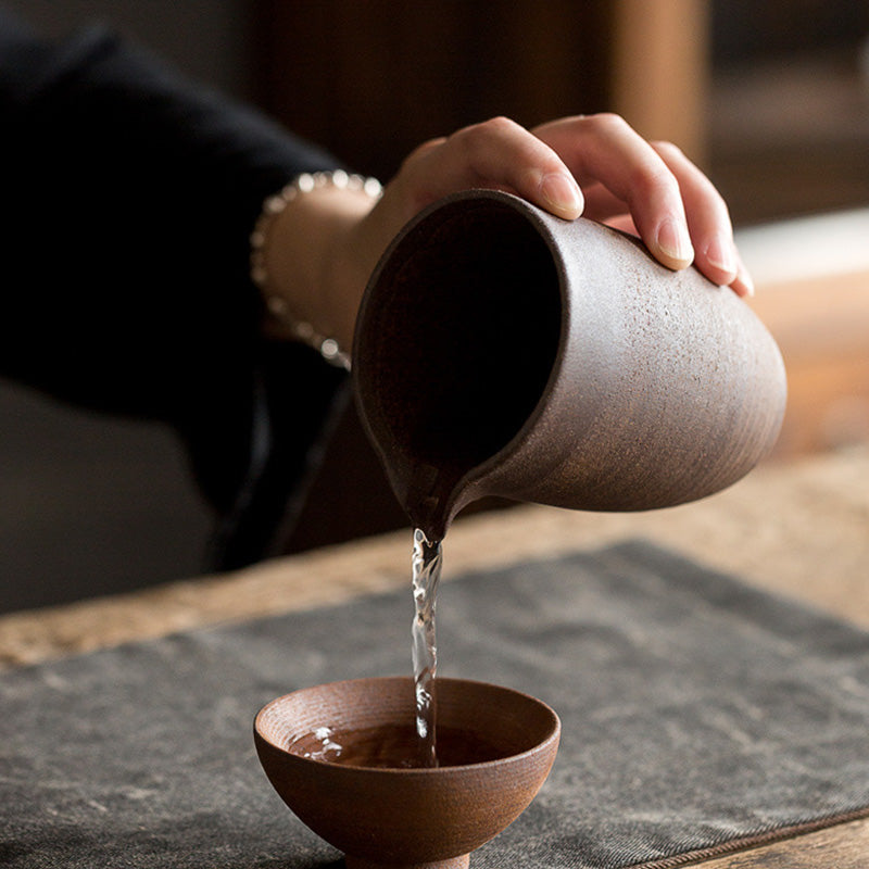 Handgefertigte Retro-Teetasse aus brauner Keramik im Zen-Stil für achtsame Teerituale