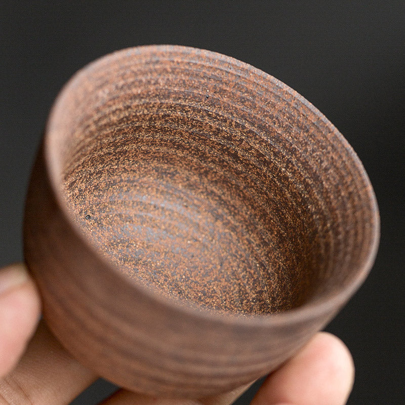 Handgefertigte Retro-Teetasse aus brauner Keramik im Zen-Stil für achtsame Teerituale