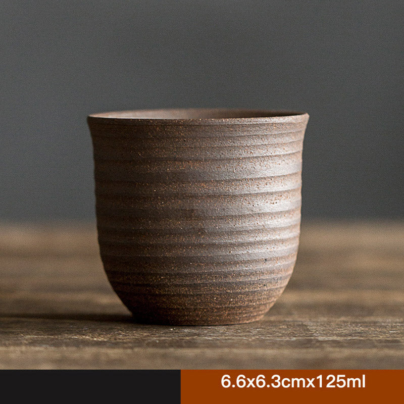 Handgefertigte Retro-Teetasse aus brauner Keramik im Zen-Stil für achtsame Teerituale