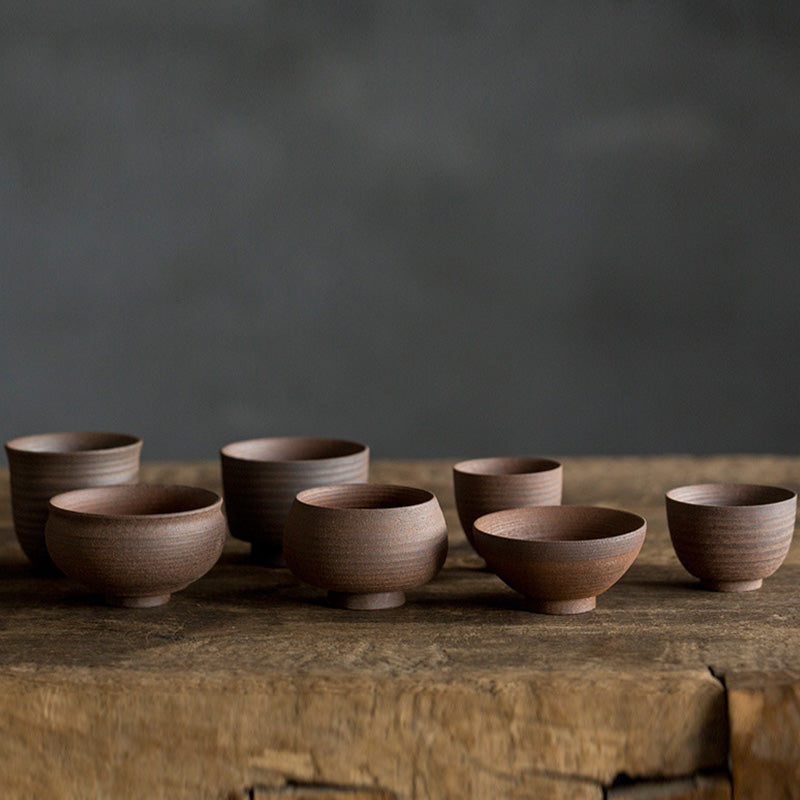 Handgefertigte Retro-Teetasse aus brauner Keramik im Zen-Stil für achtsame Teerituale