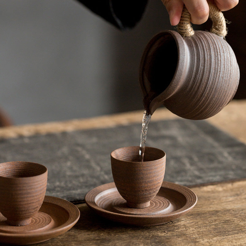 Handgefertigte Retro-Teetasse aus brauner Keramik im Zen-Stil für achtsame Teerituale