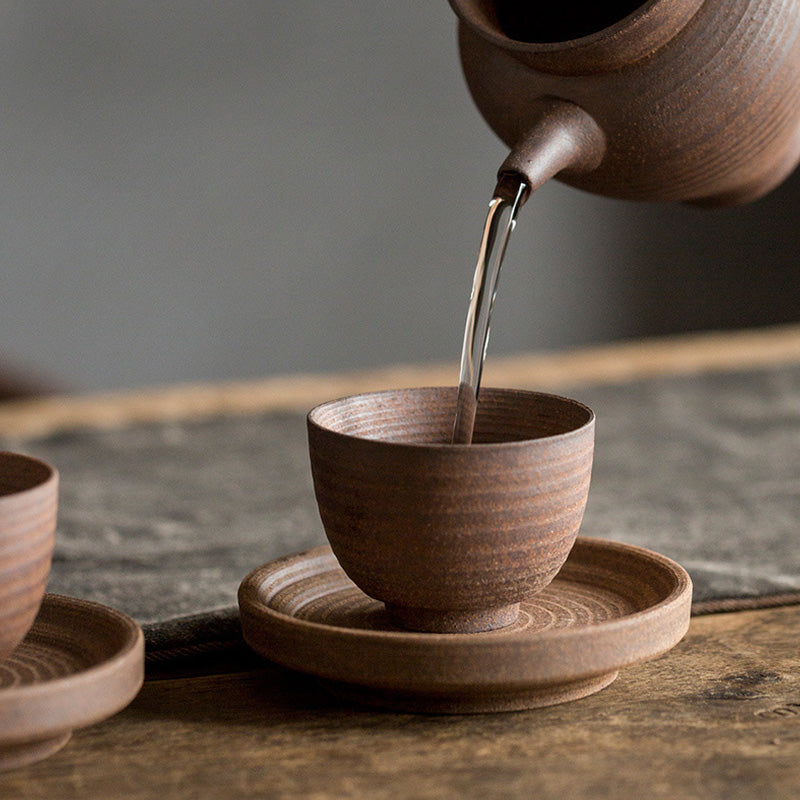 Handgefertigte Retro-Teetasse aus brauner Keramik im Zen-Stil für achtsame Teerituale