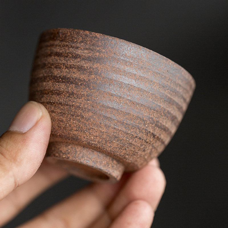 Handgefertigte Retro-Teetasse aus brauner Keramik im Zen-Stil für achtsame Teerituale