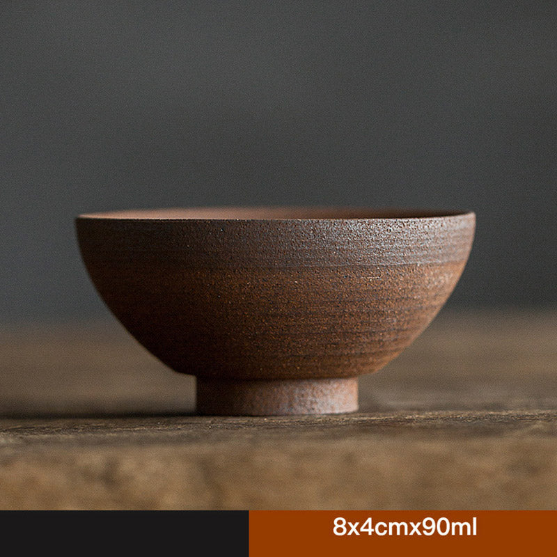 Handgefertigte Retro-Teetasse aus brauner Keramik im Zen-Stil für achtsame Teerituale