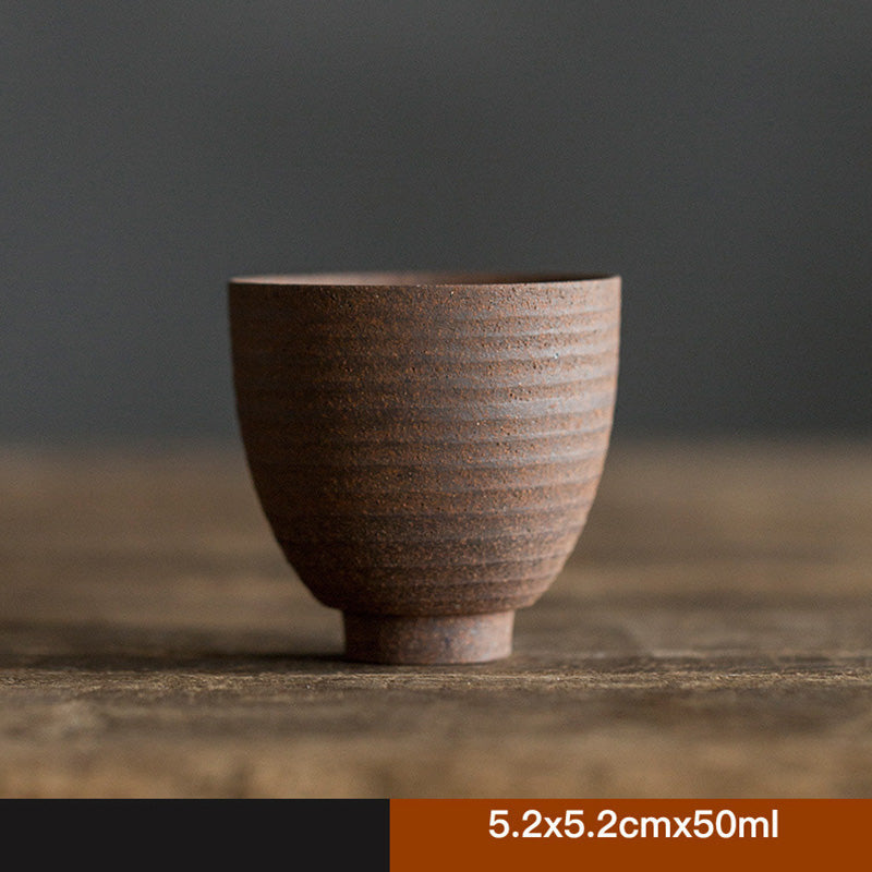 Handgefertigte Retro-Teetasse aus brauner Keramik im Zen-Stil für achtsame Teerituale