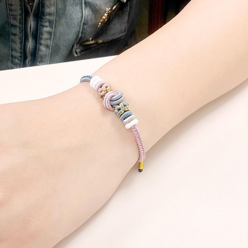 Handgefertigtes zweifarbiges Peace Knot-Armband aus roter Schnur