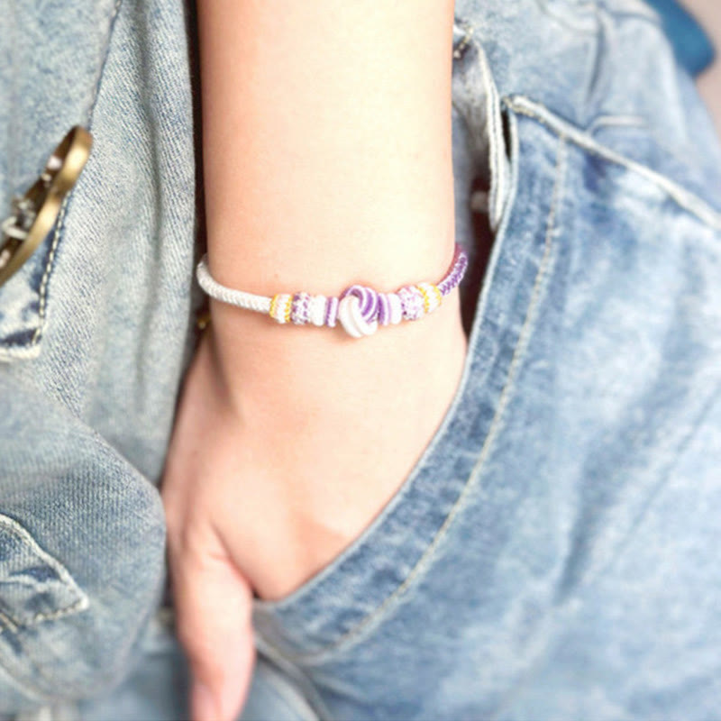 Handgefertigtes zweifarbiges Peace Knot-Armband aus roter Schnur