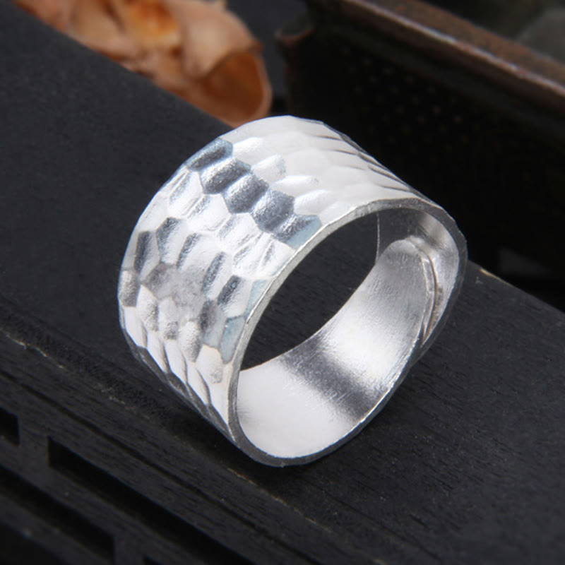 Handgefertigter spiritueller Ring aus 990er Sterlingsilber mit gehämmertem Muster