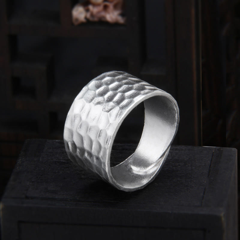 Handgefertigter spiritueller Ring aus 990er Sterlingsilber mit gehämmertem Muster