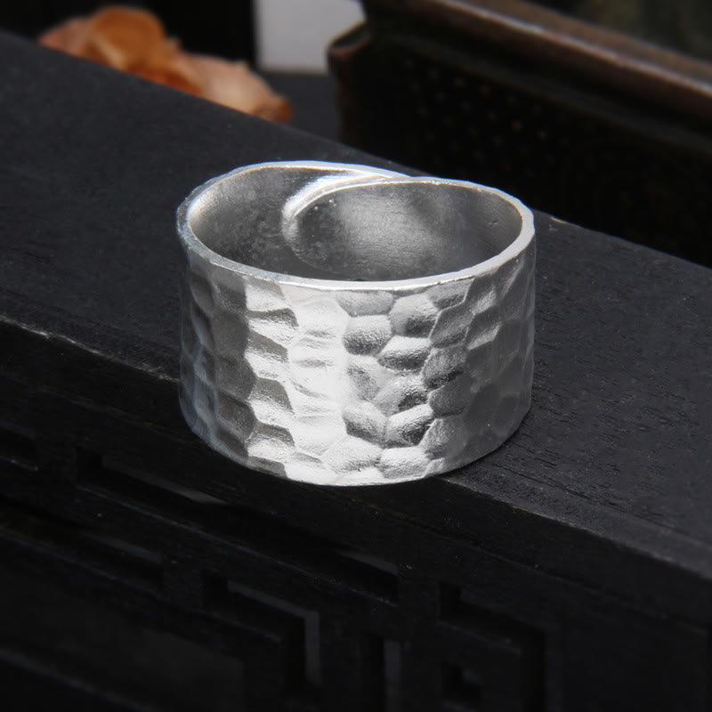 Handgefertigter spiritueller Ring aus 990er Sterlingsilber mit gehämmertem Muster