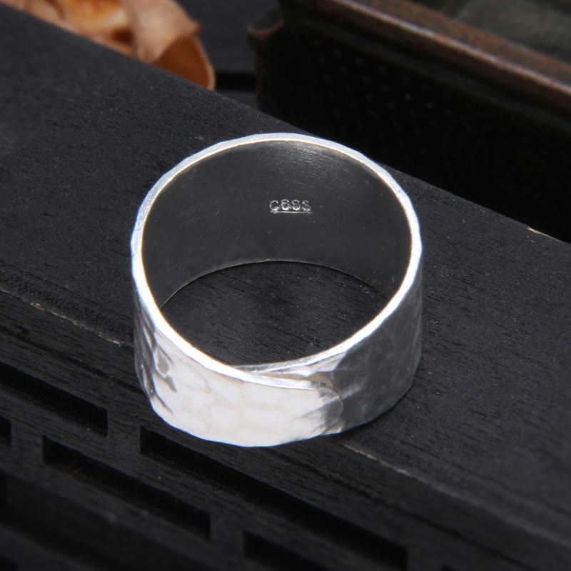Handgefertigter spiritueller Ring aus 990er Sterlingsilber mit gehämmertem Muster