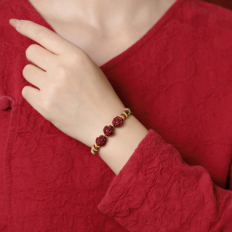 Handgefertigtes chinesisches Sternzeichen-Armband aus Zinnober mit dunkelrotem Segensband