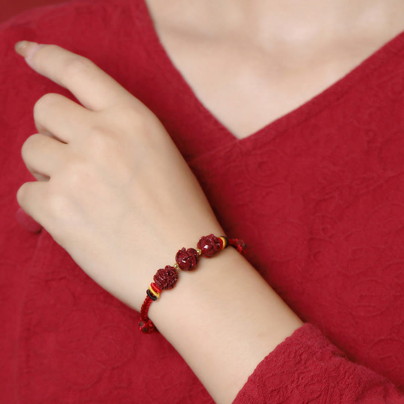 Handgefertigtes chinesisches Sternzeichen-Armband aus Zinnober mit dunkelrotem Segensband