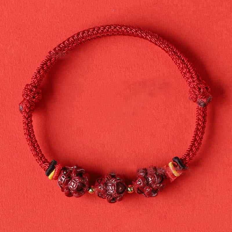 Handgefertigtes chinesisches Sternzeichen-Armband aus Zinnober mit dunkelrotem Segensband