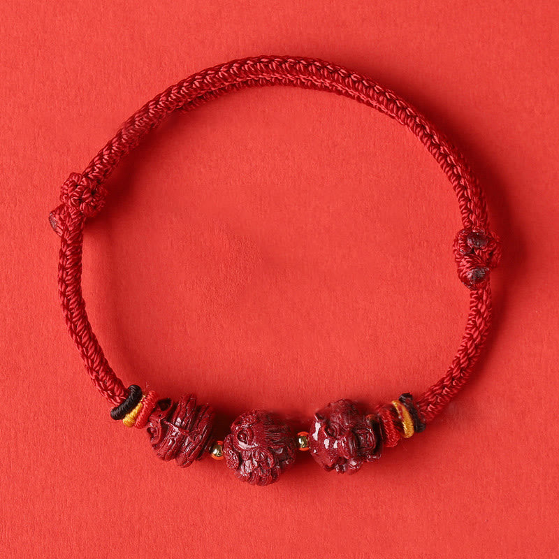 Handgefertigtes chinesisches Sternzeichen-Armband aus Zinnober mit dunkelrotem Segensband