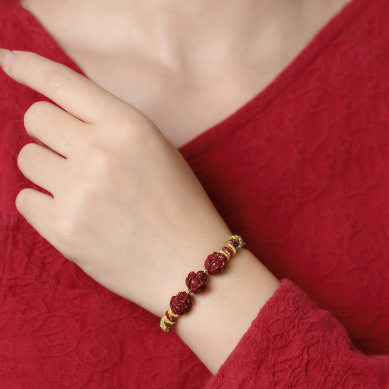 Handgefertigtes chinesisches Sternzeichen-Armband aus Zinnober mit dunkelrotem Segensband