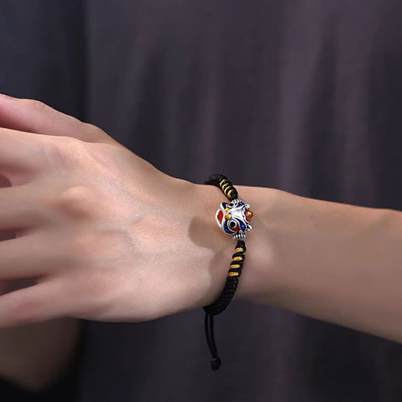 Handgemachtes tanzendes Löwenarmband mit roter Schnur zum Schutz