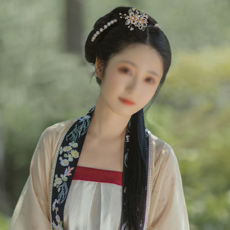 Handgemachte Haarspange mit Blumenblattperlen und Quaste