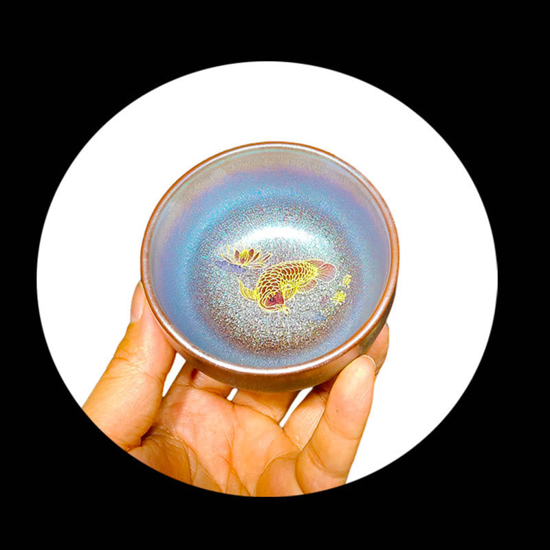 Handgefertigte Jian Zhan Teetasse aus Keramik mit Koi-Fisch und Lotusblatt, 150 ml