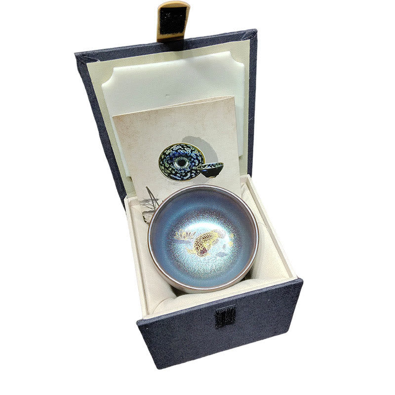 Handgefertigte Jian Zhan Teetasse aus Keramik mit Koi-Fisch und Lotusblatt, 150 ml