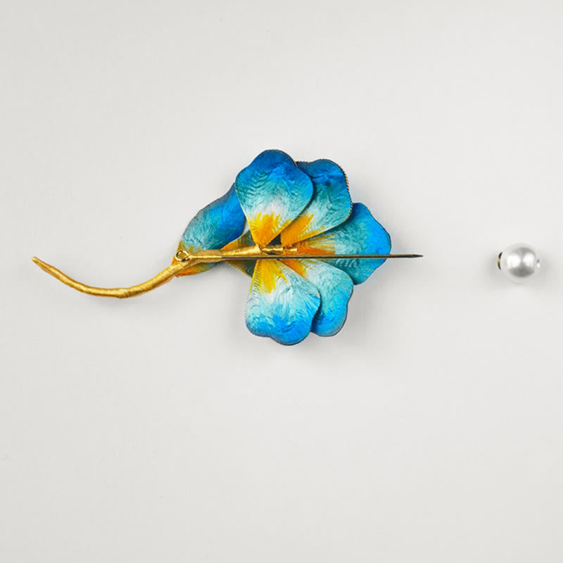 Handgefertigte blaue Blumenbrosche aus Maulbeerseide für spirituelles Wachstum