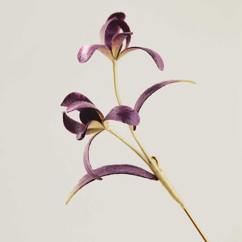 Handgefertigte Orchideenblütenbrosche aus Maulbeerseide für spirituelle Eleganz
