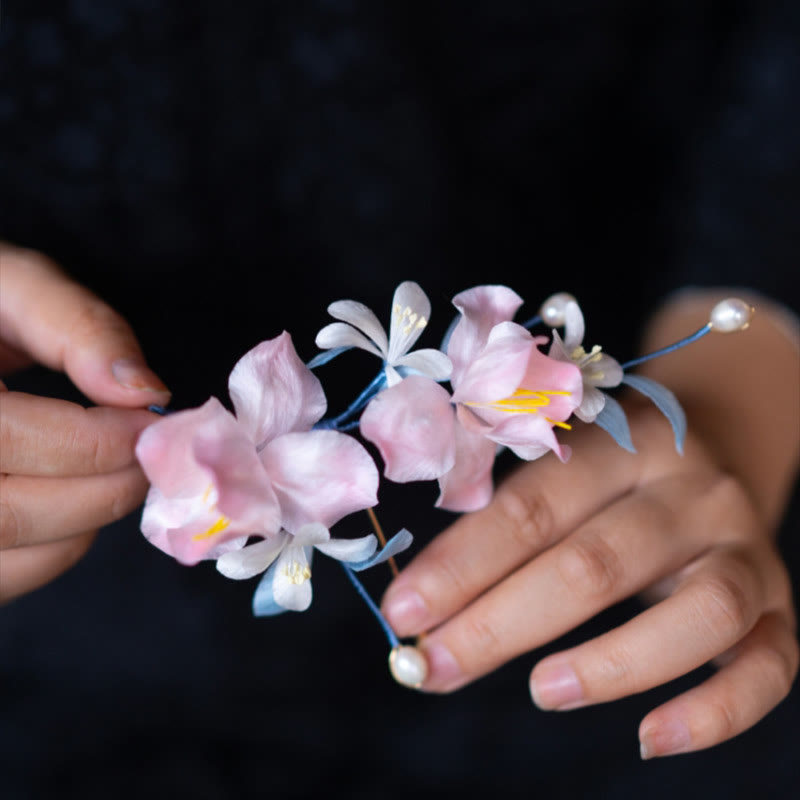 Handgemachte Maulbeerseide-Rosa-Iris-Ranken-Brosche für Balance