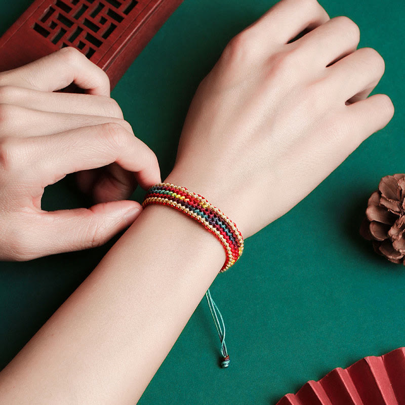 Handgefertigtes mehrfarbiges rotes Schnurarmband für Schutz und Glück