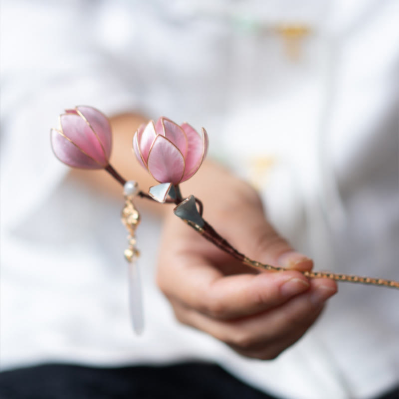 Handgemachte lila Magnolien-Haarnadel aus Yangzhou-Seidenblume