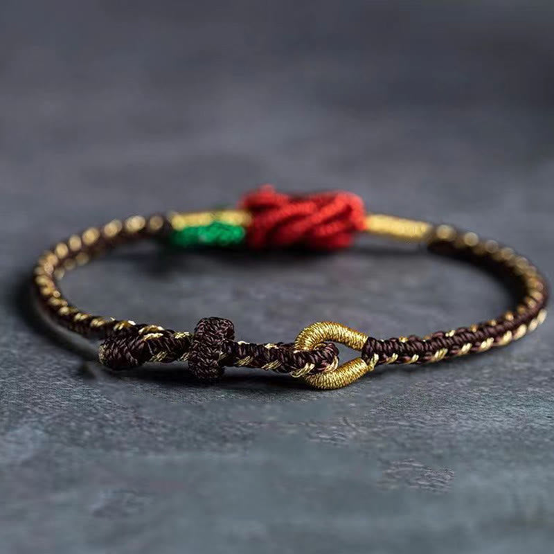 Handgefertigtes rotes Schnurarmband mit achtfädigem Friedensknoten für Glück